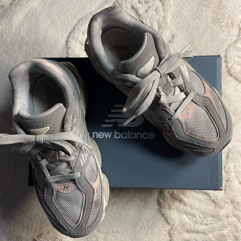 Kids size 1.5 New Balance Sneakers in Gray and Pink